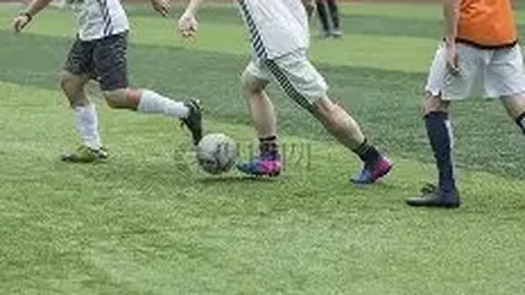 邓超孙俪雨中互动，趣味拌嘴显恩爱